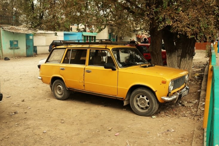 Les voitures ressemblent parfois à des modèles anciens (et à l'intérieur cela sent l'essence ;-) / Cars sometimes look like old models (and it smells petrol inside ;-)