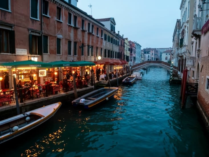 Un restaurant au bord de l'eau