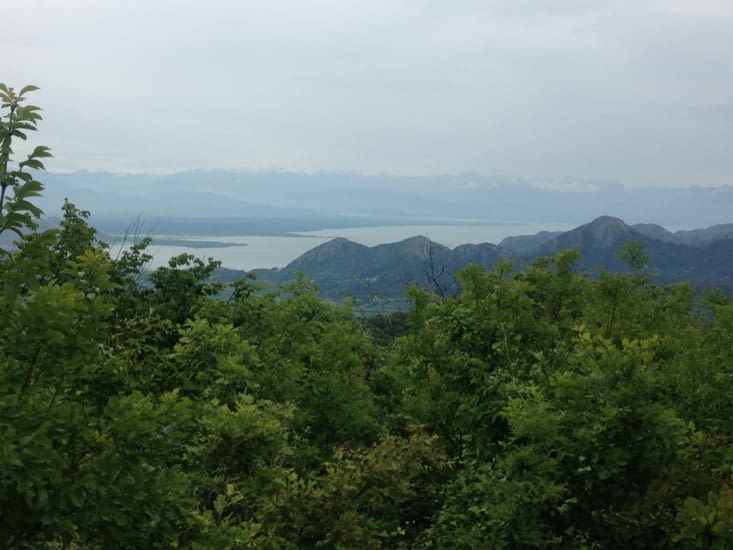 Vue sur le lac dans la descente