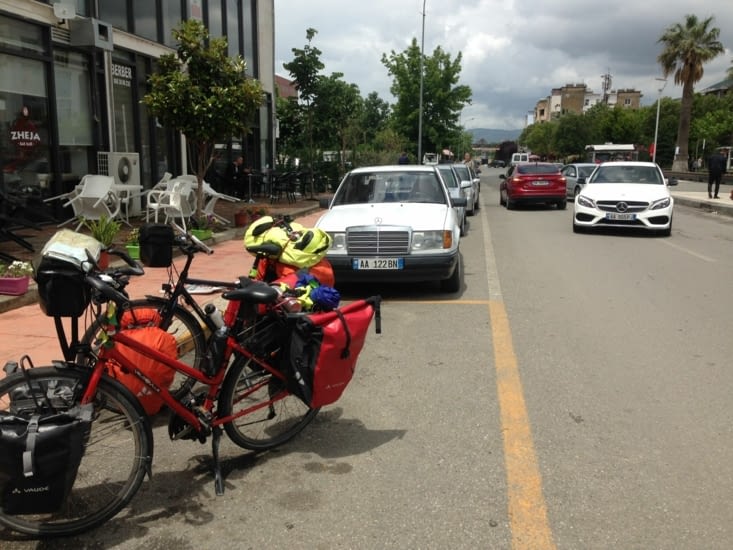 Nos vélos au milieu des Mercedes