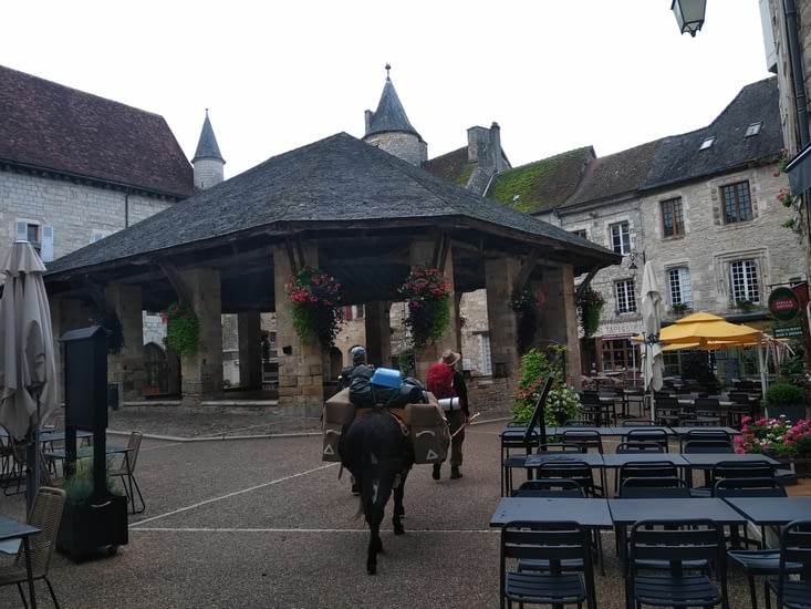 Martel au petit matin, superbes halles datant du moyen âge