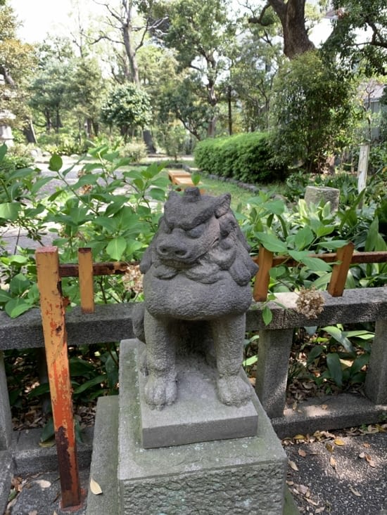 Statue à l’avant d’un tout petit temple