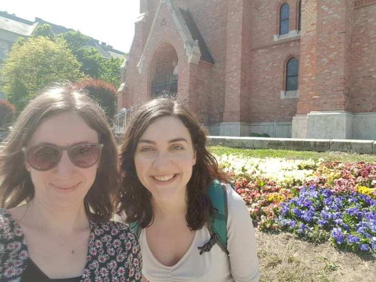 Sisters selfie devant une église