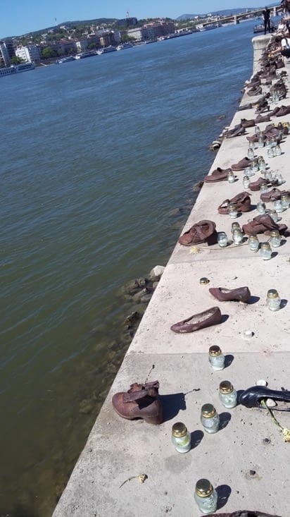 En mémoire des victimes abattues dans le Danube par la milice des Croix fléchées en 44-45