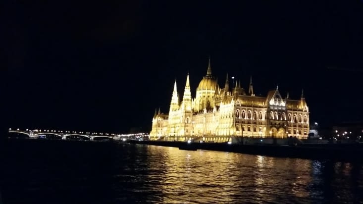 La Parlement, le plus beau bâtiment (début XXe siècle), de nuit