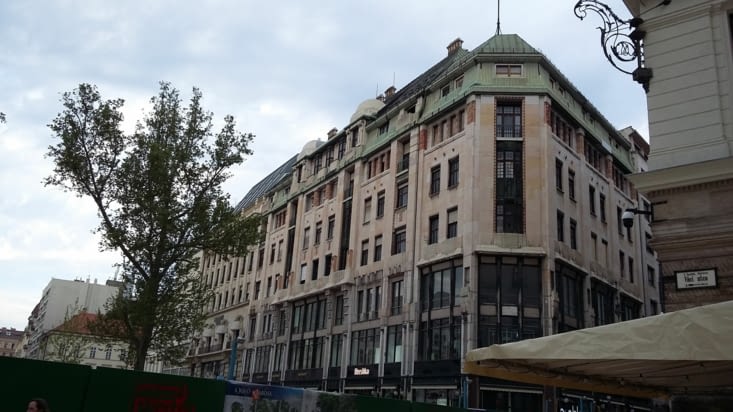 On remarque des toits de style parisien