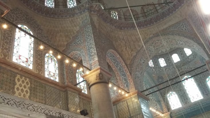 A l'intérieur de la Mosquée bleue, ornée de céramiques bleues