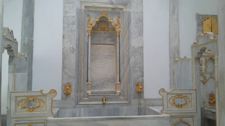 Dans le Harem, baignoire de la mère du Sultan