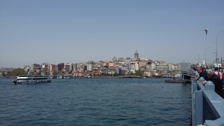 Sur le pont, les pêcheurs. Derrière, le quartier de Beyoglu avec la tour de Galata.