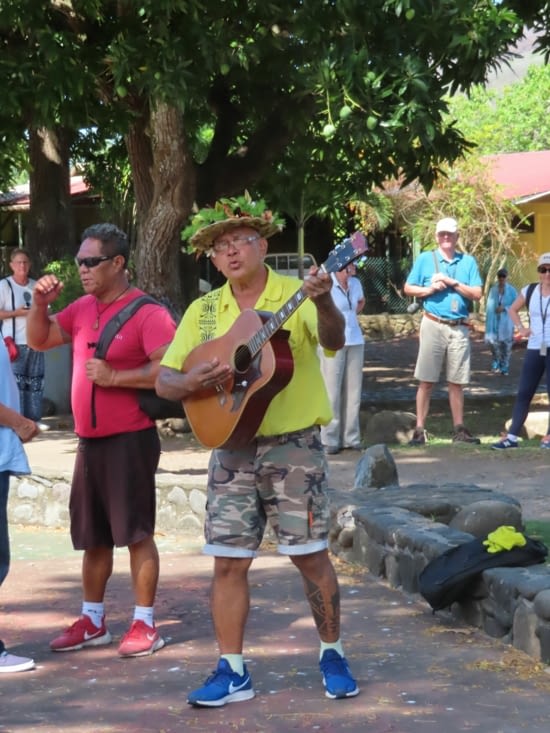 A côté de notre chauffeur de Nuku Hiva, Tino