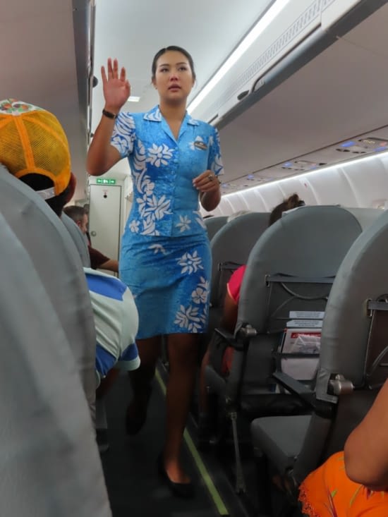 L'uniforme des hôtesses d'Air Tahiti qui existe aussi en vert, rouge, violet