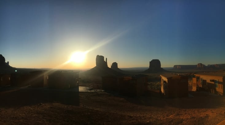Lever de soleil à Monument Valley depuis notre terrasse