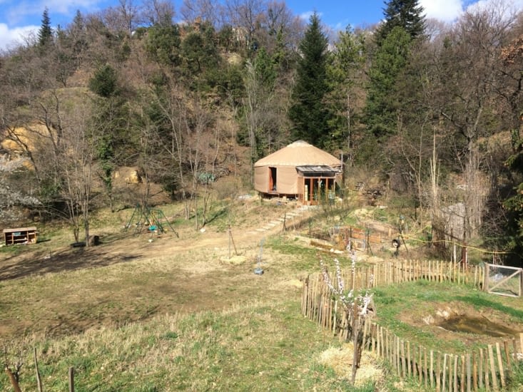 Une yourte permet d'héberger temporairement des bénévoles par exemple