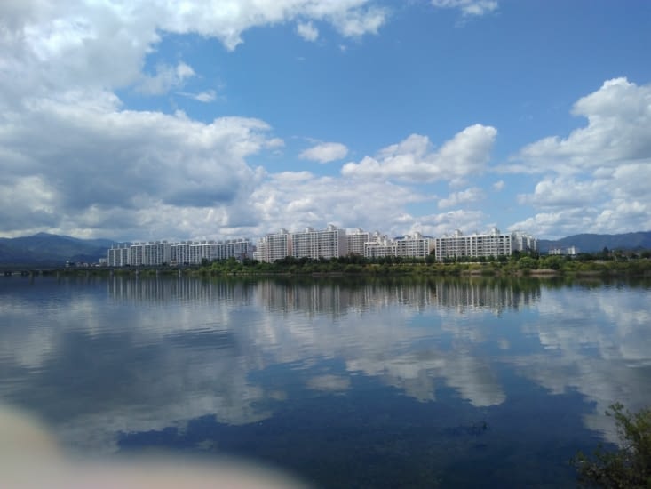 Le lac avec l'autre partie de la ville sur la rive opposée