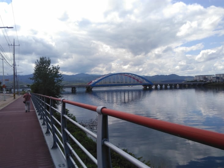 Le pont, vu depuis le chemin de balade