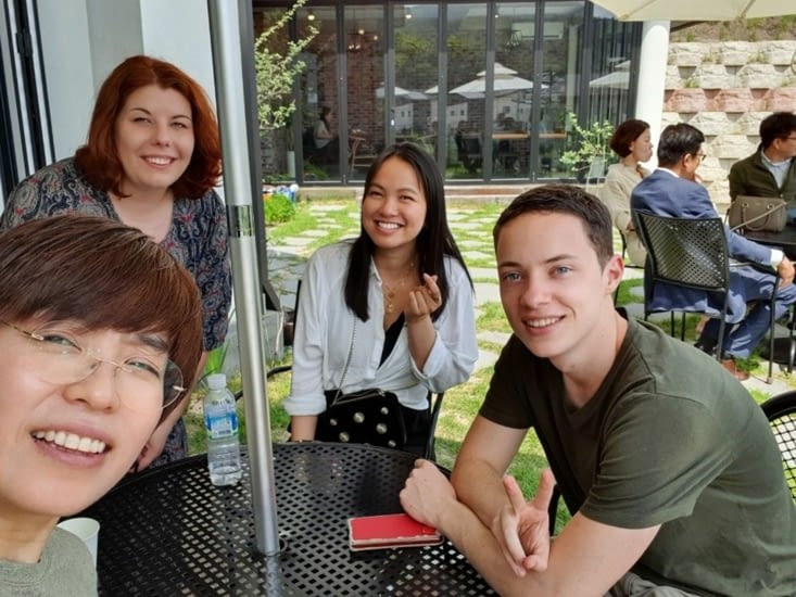 Lundi midi à un petit café, depuis la gauche ; Sue, Akveria, Ahn et moi