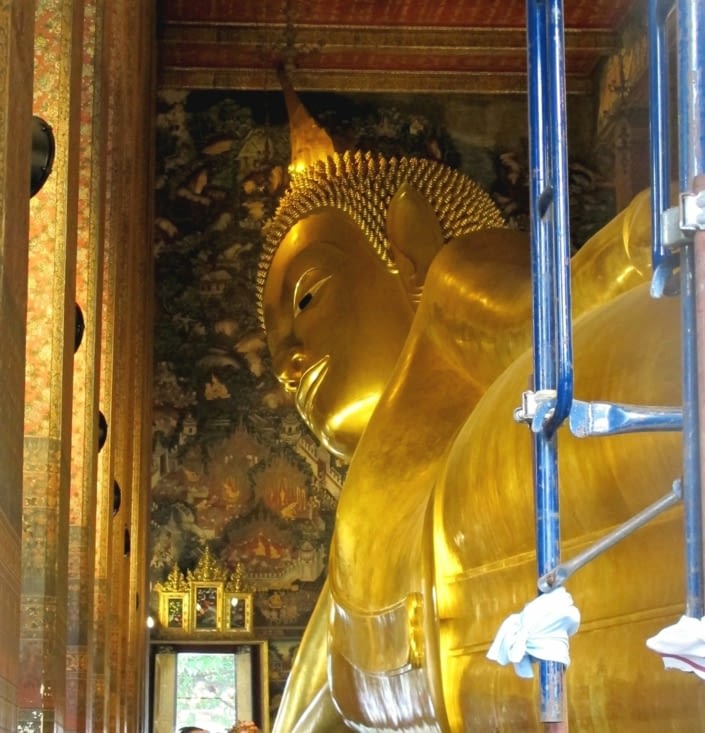 Bouddha couché recouvert de feuilles d'or