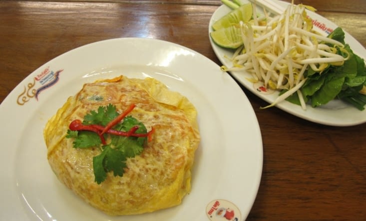 Pad thai  aux crevettes entouré d'une omelette très fine (90 baths)