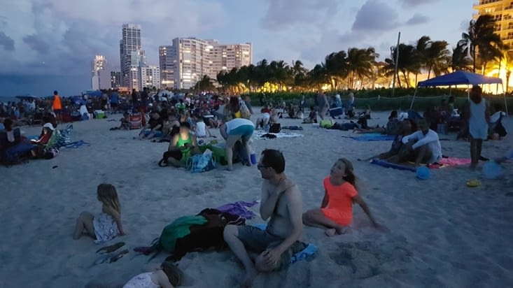 Sur la plage en attendant le feu