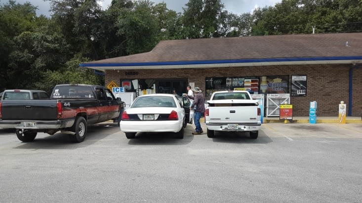 Une station service sur la route