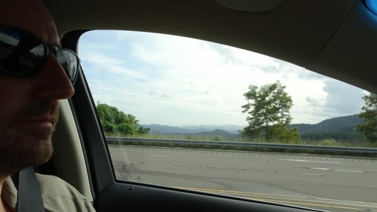 La chaîne de montagnes au loin