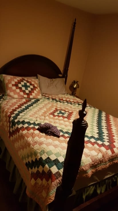 Notre lit qui a des montants un peu flippants...