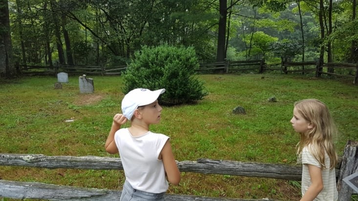 Petit cimetière dans la forêt à l'arrivée
