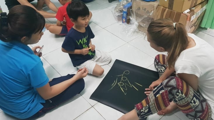 Solene teste l'imitation avec Duy Khong