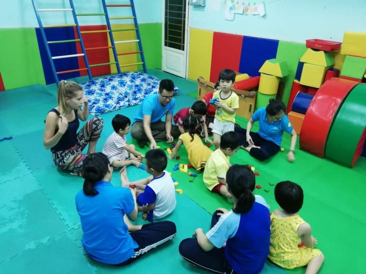 Les enfants dans la salle de motricité