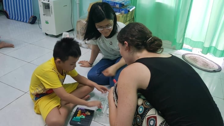 Mathilde et Trong Tin qui récite l'alphabet en chantant à longueur de temps