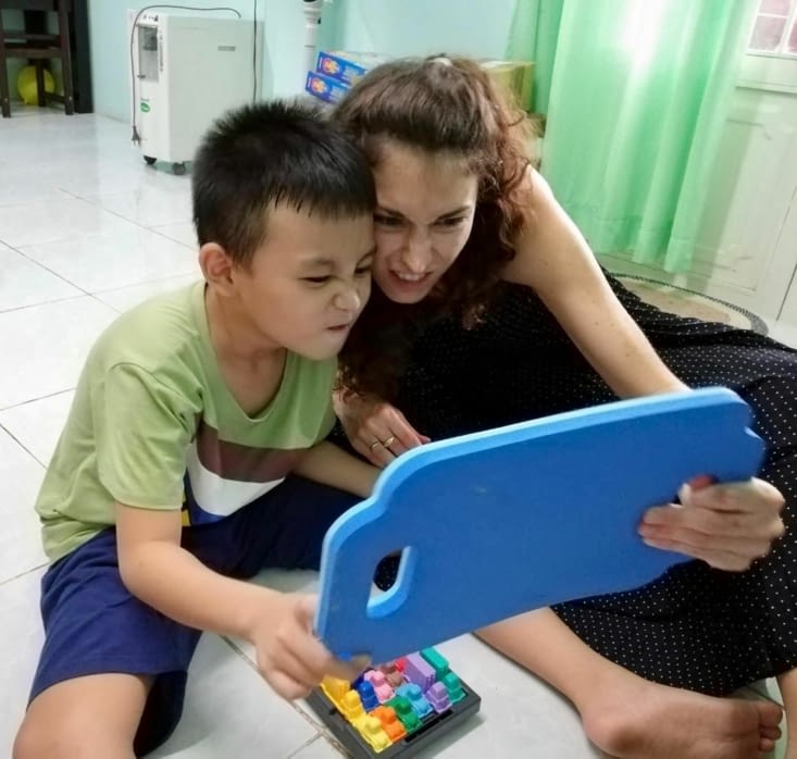 Mathilde travaille la bouche avec Tuong Tin