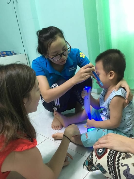 L'enseignante de Vuong Khang tente sa première Rééducation