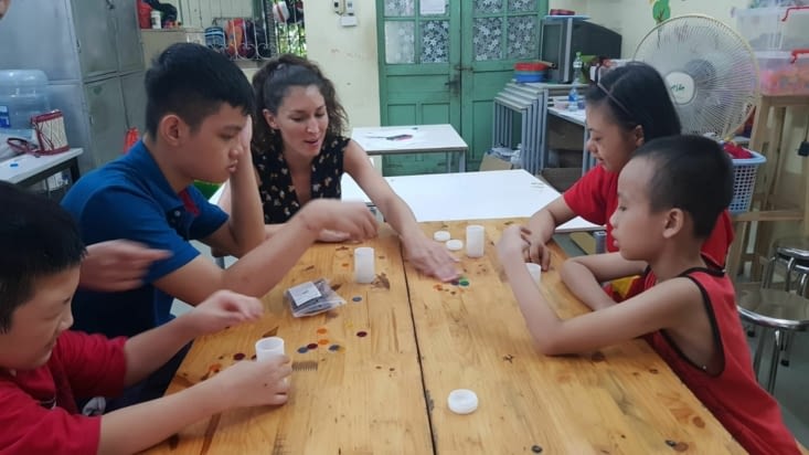L'atelier jetons pour travailler la motricité fine