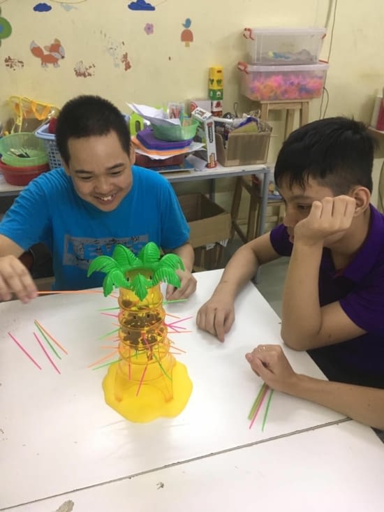 Tùng An et Nham concentrés sur une dure tâche