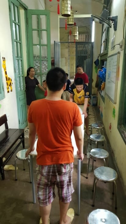 Les enfants préparent nos tables pour le repas