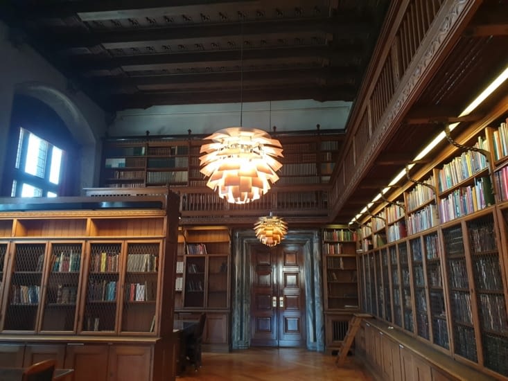 Une des bibliothèque dans la mairie