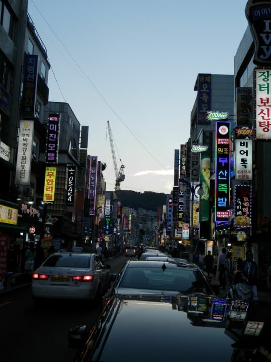 La nuit commence à tomber sur Busan