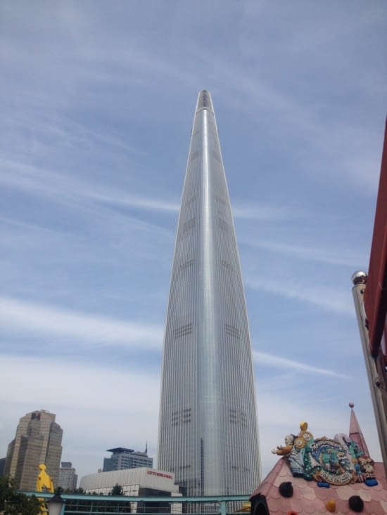 La Lotte World Tower, 5ème plus grande tour du monde (555m de hauteur), bientôt terminée