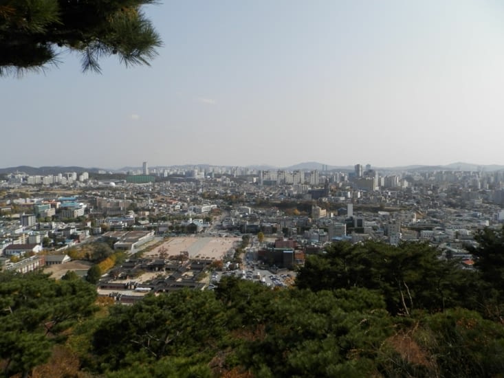 Suwon depuis Seojangdae (avec le palais en bas à gauche de la photo)