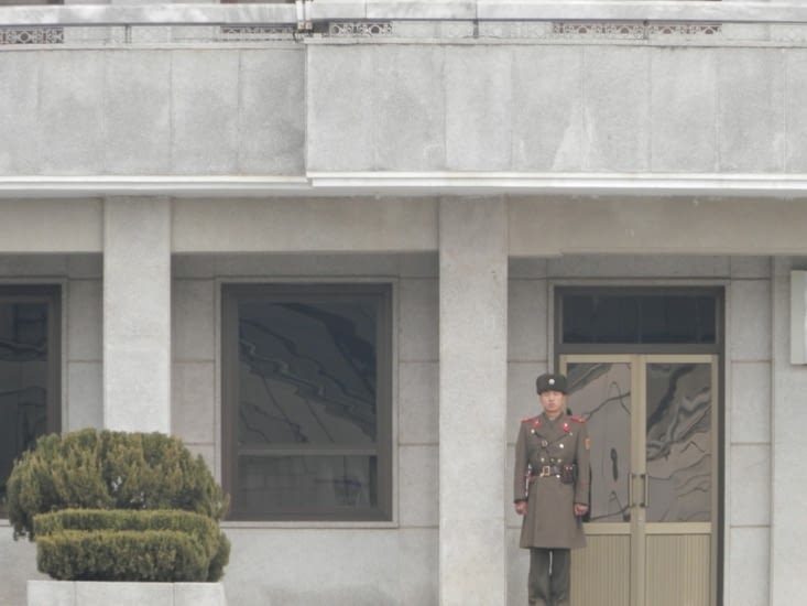 Avec un Nord-coréen au loin