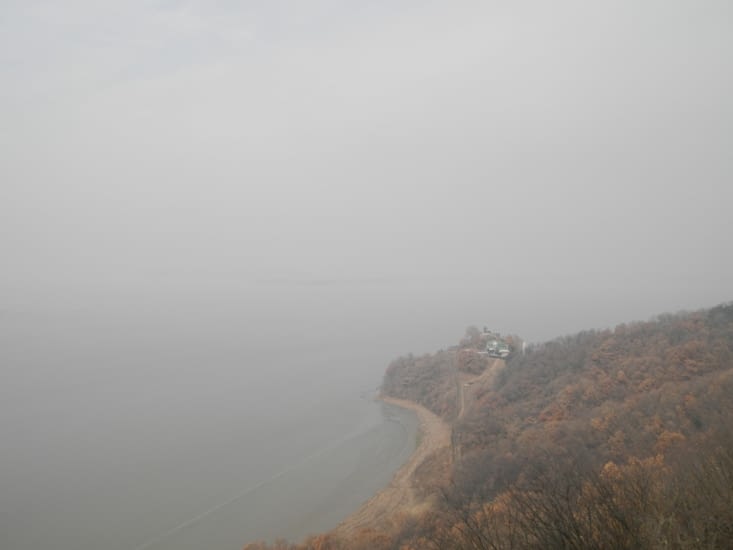 On peut apercevoir la Corée du Nord derrière le brouillard épais