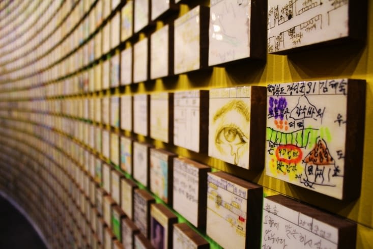 Un mur composé de dessins faits par des Coréens souhaitant la réunification
