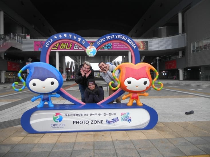 A l'entrée d'un hall d'exposition, vide