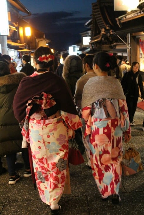 Des femmes en kimono