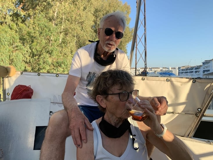 Enfin nous pouvons arroser notre arrivée.