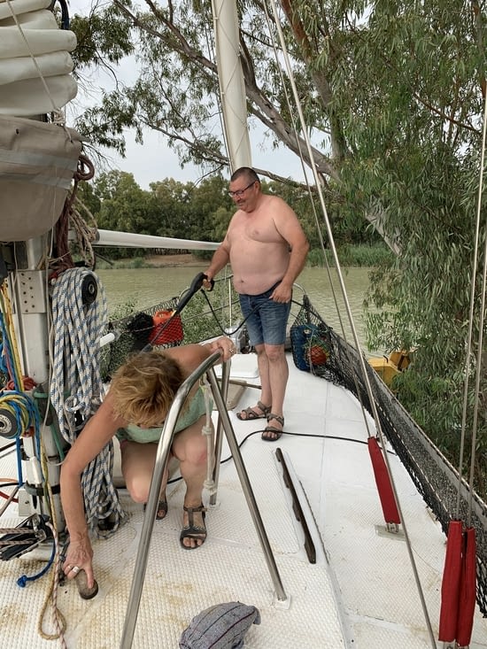 Nettoyage du pont tache par les eucalyptus