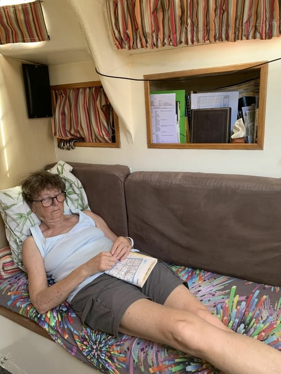 Trop chaud Myriam s’endort à faire son sudoku