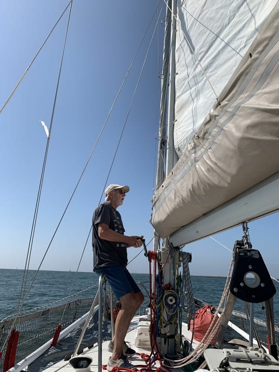 Le second monte la grand voile