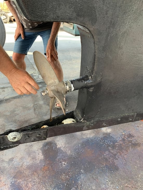 Les pales de l’hélice sont tordues et l’arbre à bougé