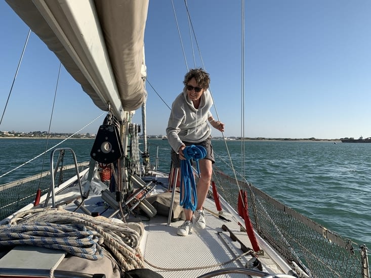 Myriam s’active à préparer les amarres car nous approchons de Chipiona